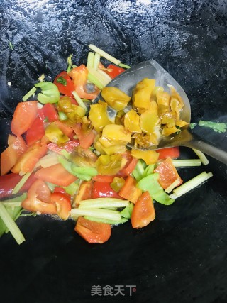 榨菜圆椒爆鱿鱼的做法步骤：9