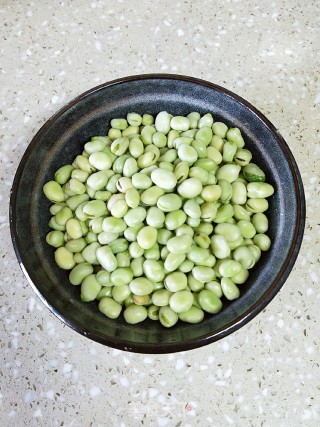 酸菜炒蚕豆的做法步骤：1