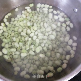 酸菜炒蚕豆的做法步骤：2