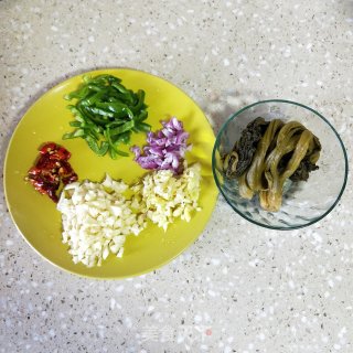 酸菜炒蚕豆的做法步骤：5
