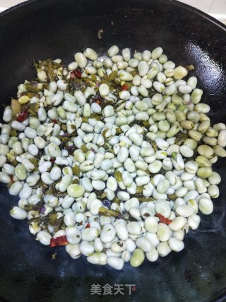 酸菜炒蚕豆的做法步骤：9