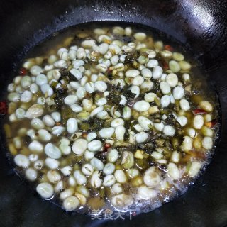 酸菜炒蚕豆的做法步骤：11