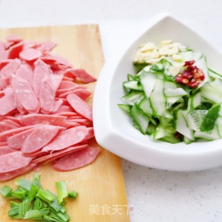 火腿肠炒黄瓜的做法步骤：2