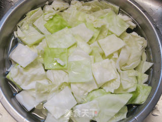 麻油鸡汤煮圆白菜的做法步骤：1