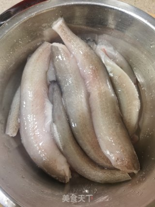 香酥九肚鱼的做法步骤：1