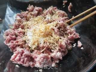 韭菜花猪肉饺子的做法步骤：1