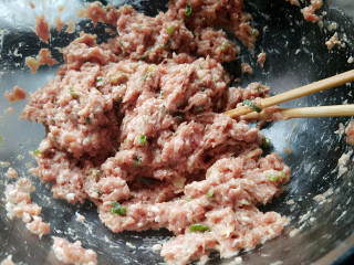 韭菜花猪肉饺子的做法步骤：2