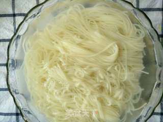 面条鸡蛋饼，面条别在水煮了，试试这样超级好吃的做法步骤：2