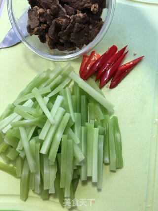 牛肉炒莴笋的做法步骤：1