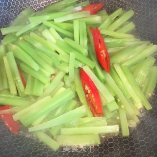 牛肉炒莴笋的做法步骤：3