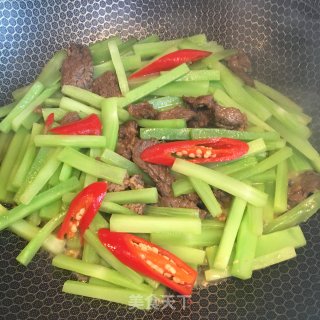 牛肉炒莴笋的做法步骤：4