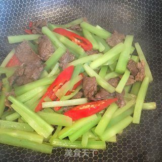 牛肉炒莴笋的做法步骤：5