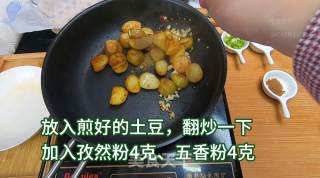 香香辣辣孜然小土豆，材料方便制作简单，外层酥脆，内里沙软。的做法步骤：4