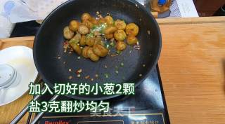 香香辣辣孜然小土豆，材料方便制作简单，外层酥脆，内里沙软。的做法步骤：5