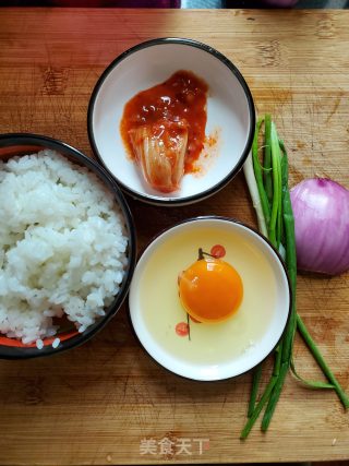 泡菜蛋炒饭的做法步骤：1
