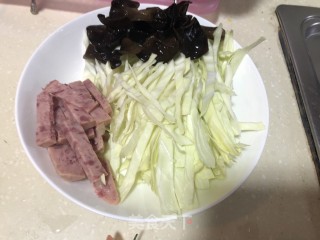 香辣粉丝包菜烧火腿的做法步骤：2