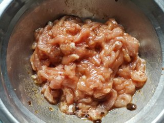 鱼香肉丝的做法步骤：1