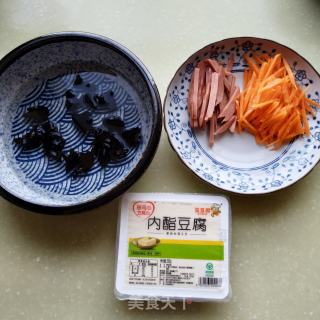 酸辣汤的做法步骤：1