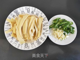 尖椒干豆腐的做法步骤：1