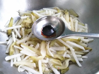 白萝卜炒榨菜的做法步骤：7