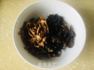 酸辣肉丝汤的做法步骤：2