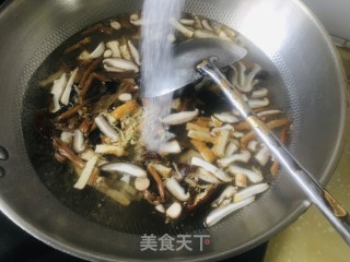 酸辣肉丝汤的做法步骤：4