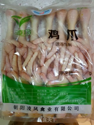 酸辣无骨鸡爪的做法步骤：1