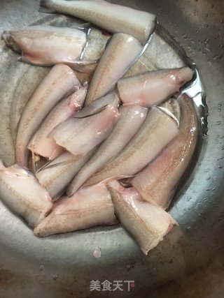 金银蒜烤九肚鱼的做法步骤：1