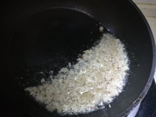 豌豆炒肉的做法步骤：1
