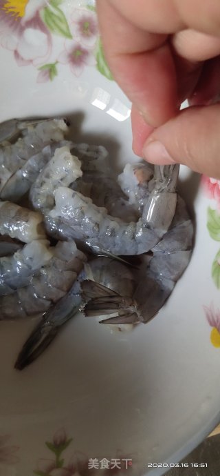 土豆虾仁球的做法步骤：2