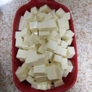火腿丁烧嫩豆腐的做法步骤：1