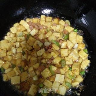 火腿丁烧嫩豆腐的做法步骤：6