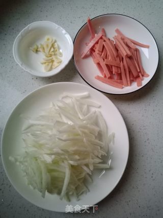 火腿肠炒白菜梗的做法步骤：1