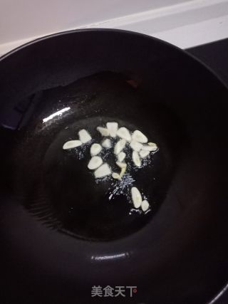 火腿肠炒白菜梗的做法步骤：2