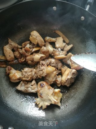 米酒焖鸡的做法步骤：1