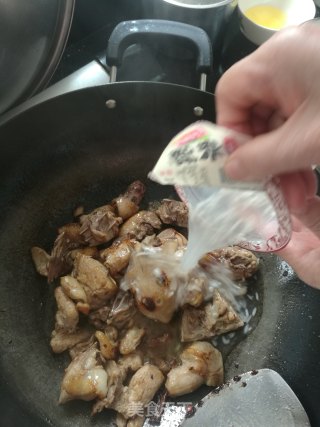 米酒焖鸡的做法步骤：2
