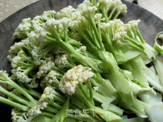 熏肉炒花菜的做法步骤：1