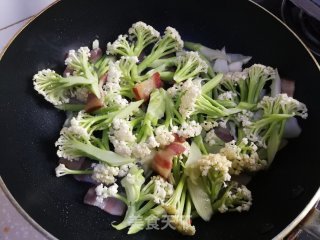熏肉炒花菜的做法步骤：5