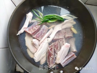 美味卤鸭脚、鸭翅、鸭脖的做法步骤：2