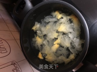 雪梨银耳汤的做法步骤：2