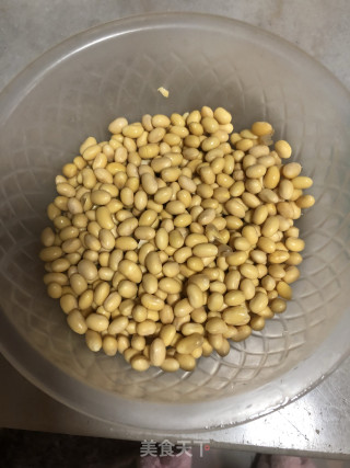 砂锅猪手焖黄豆的做法步骤：2