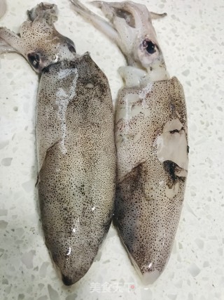 炸鱿鱼圈的做法步骤：1