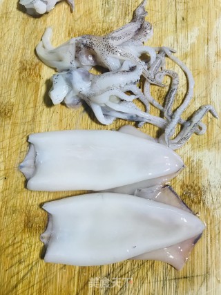 炸鱿鱼圈的做法步骤：2
