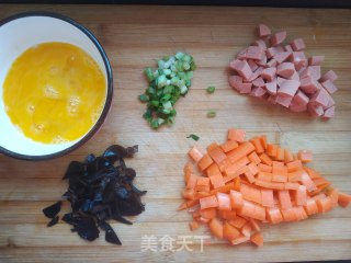 什锦炒饭的做法步骤：1