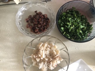藕丁香肠韭菜煎饼的做法步骤：1