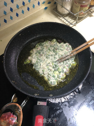 藕丁香肠韭菜煎饼的做法步骤：3
