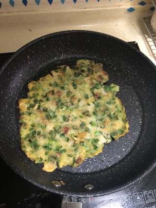 藕丁香肠韭菜煎饼的做法步骤：4