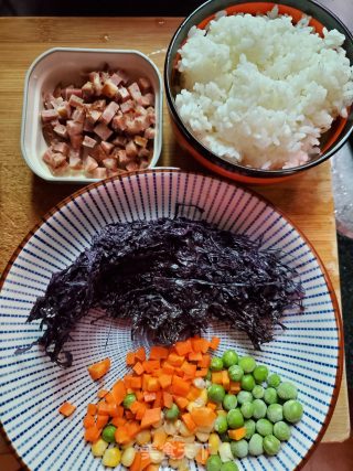 黑椒香肠时蔬炒饭的做法步骤：1