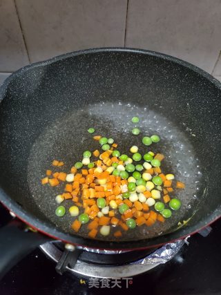 黑椒香肠时蔬炒饭的做法步骤：2