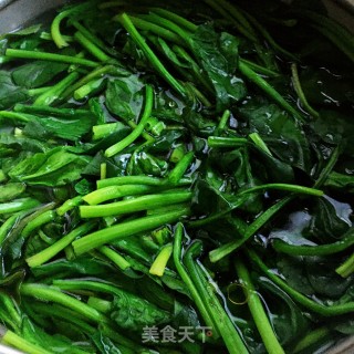 菠菜汁凉皮的做法步骤：1